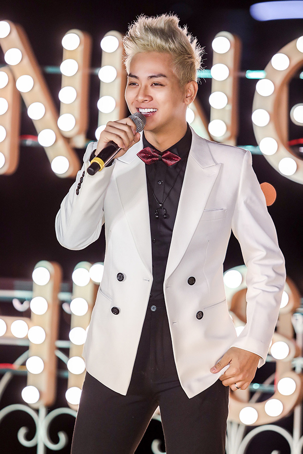 Hoài Lâm và bạn gái đón Giáng sinh trên du thuyền 3 triệu USD